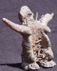 Fétiche africain - Figurine en terre cuite vue de quart - Tanzanie