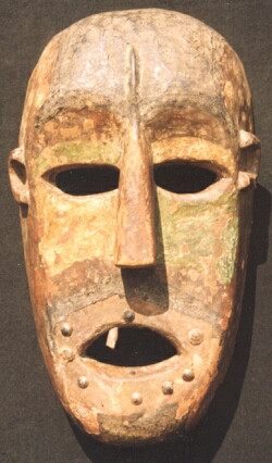 Masque africain Ethnie Sumbwa (TANZANIE) Bois - Mtal -- Pigments - 30 cm