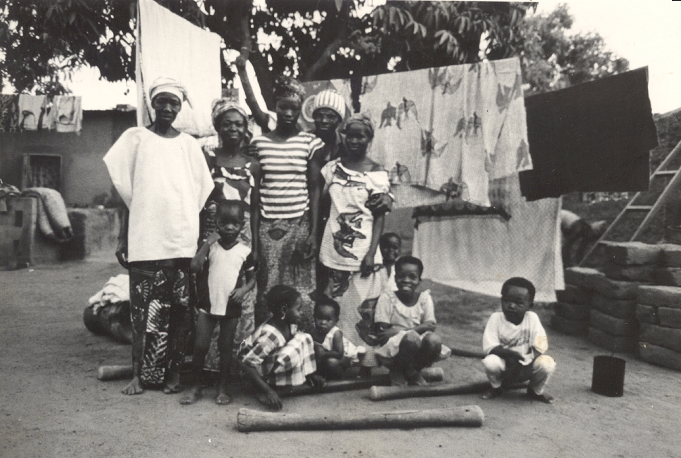 photo de famille sous la lessive étendue