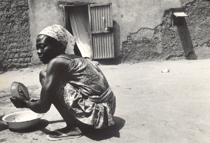 corvee de vaisselle dans une cour de koko - bobo dioulasso