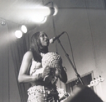 Une des chanteuse et danseuse du Djembe Fare